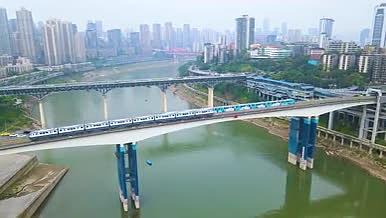 4K航拍重庆渝澳嘉陵江大桥轻轨城市交通视频的预览图
